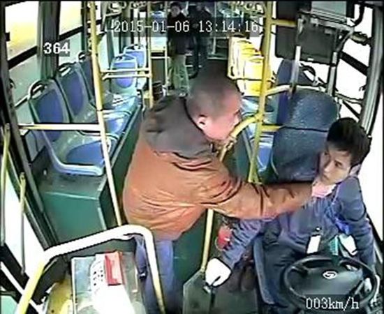車載監(jiān)控視頻顯示，806路公交車司機袁宋林在車輛行駛中拒絕一乘車男子提出停車的要求后，遭到該男子的反復(fù)毆打。視頻截圖