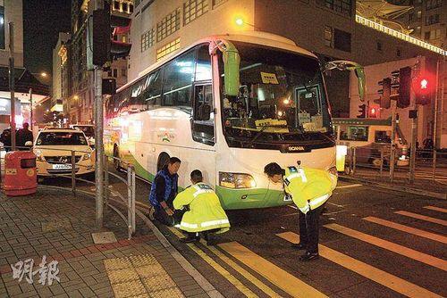 據(jù)香港明報報道，香港西九龍昨(8日)發(fā)生追趕村巴釀成的奪命車禍。