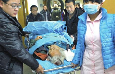 排隊領免費白菜，86歲老太摔倒顱內出血。