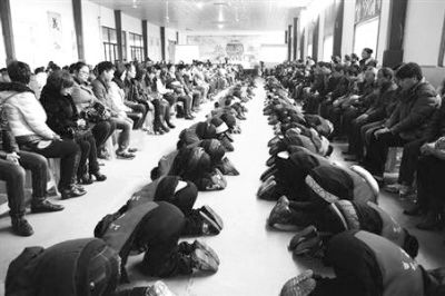 學(xué)生們在老師的指導(dǎo)下，一起給父母下跪謝恩。微博截圖