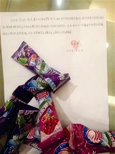 為表謝意，他特意買來20根棒棒糖送給民警。
