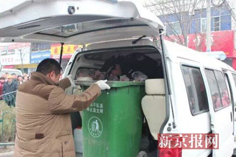 亳州路邊垃圾桶內驚現(xiàn)碎尸。網(wǎng)友供圖