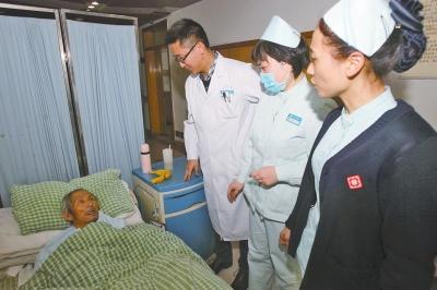 老人病治好了，可他卻一直躺在醫(yī)院的病床上。
