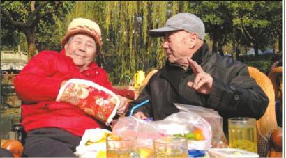 結(jié)婚60年，梁玉芹婆婆和王再功爺爺恩愛(ài)如初。