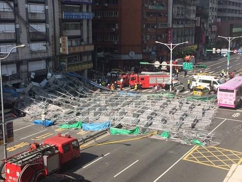 臺北市寧波東街和羅斯福路交叉口23日有腳手架倒塌，占據(jù)車道。臺灣“中央社”
