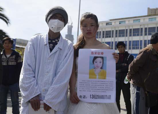 昆明火車站廣場上，24歲的黃習(xí)菊身穿潔白的婚紗，帶著身患白血病的弟弟征婚。