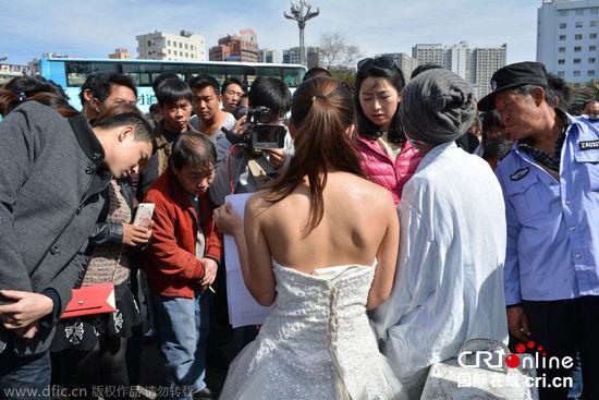 征婚引發(fā)民眾圍觀。