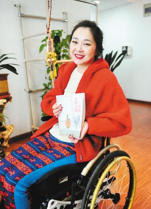 昨天下午，記者在鳳城八路的一個(gè)小區(qū)里，見(jiàn)到了輪椅上的28歲女孩兒劉燚。2009年夏天，因?yàn)橐粓?chǎng)車禍，她高位截癱，醫(yī)生宣布她“從此再也沒(méi)有生活質(zhì)量”，可就是這個(gè)輪椅上的西安女孩，在2012年，和父母一起完成了一趟28個(gè)國(guó)家的旅行，而靠著僅有的能動(dòng)的一個(gè)小拇指，她用一年多的時(shí)間，在電腦上敲出了這次旅行的游記，并集結(jié)成書(shū)，取名《一切都沒(méi)那么糟》。