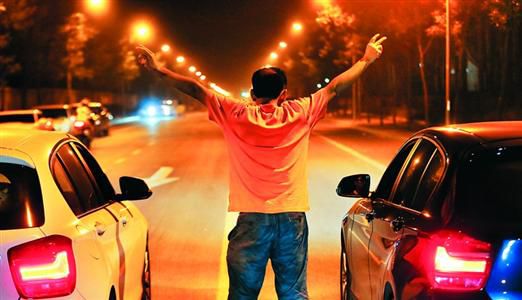 2013年8月25日凌晨，北京，在東壩大街路口進(jìn)行的一場(chǎng)飆車(chē)。