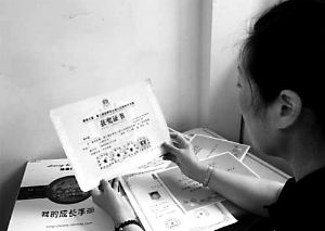 思念小寶的時(shí)候，李女士就一遍遍整理孩子留在家里的物品。