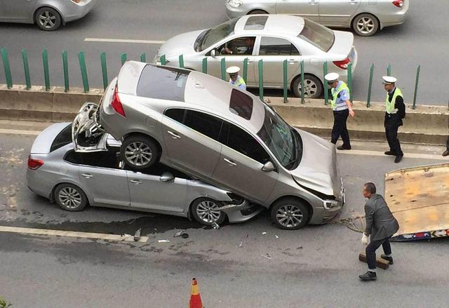 交警正在將兩車分開。