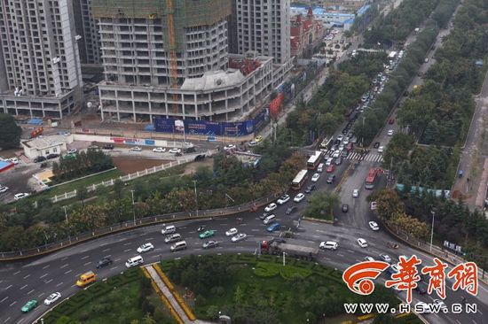 近日，不少通過(guò)陳楊寨轉(zhuǎn)盤的司機(jī)發(fā)現(xiàn)，4個(gè)方向的路口共新設(shè)了8個(gè)紅綠燈。
