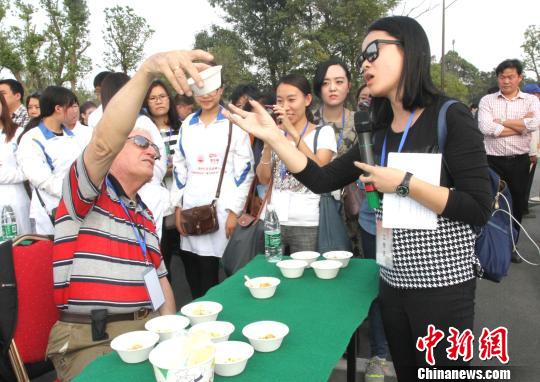 圖為外國友人品嘗揚(yáng)州炒飯。