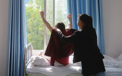 出院前，窗外透進(jìn)一道陽光，打在他的身上。