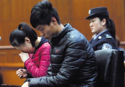 昨日，因殺死自己的親生兒子，被告人王某受審，其男友喬某則因涉嫌幫助毀滅證據(jù)罪受審。