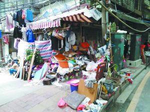 工作人員清理前，阿姨家周圍垃圾如山。
