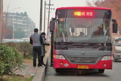 1月6日下午，資陽(yáng)一輛15路公交車?？吭诋?dāng)時(shí)事發(fā)車站。