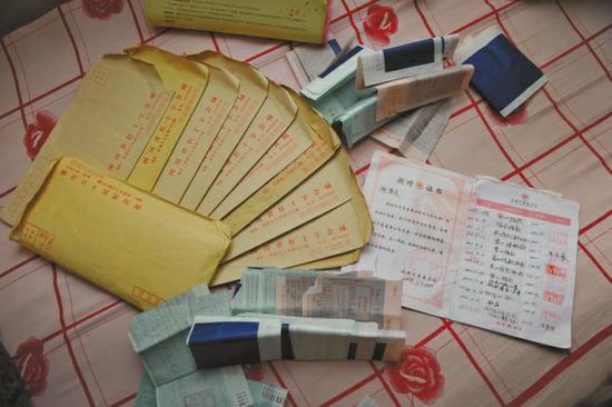 廖弟友捐款后保存的部分收據(jù)。