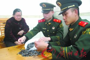 手機(jī)內(nèi)存卡因體積小、價(jià)值高，成為水客走私的“新寵”。圖為邊防官兵正在清點(diǎn)走私物品。