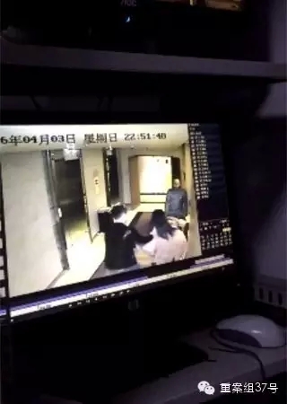 一女子在酒店被陌生男子拖拽。    視頻截圖