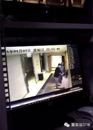 一女子在酒店被陌生男子拖拽。    視頻截圖