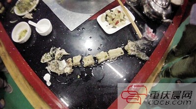 拼出魚(yú)骨，推斷魚(yú)沒(méi)有3斤8兩。 本報(bào)記者 平索茜 攝
