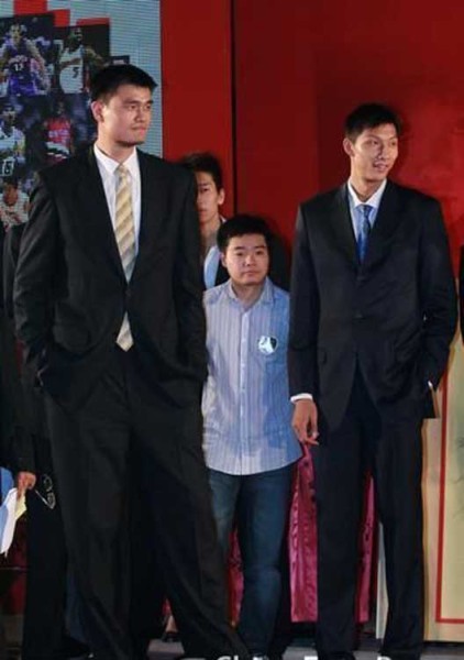 鄧超夫婦以及于嘉、林書豪，放在人群里都是不錯(cuò)的身高，顯然，他們選錯(cuò)了參照物。