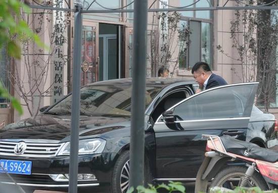 程海濤局長駕駛的假牌車，停在縣低保局門前