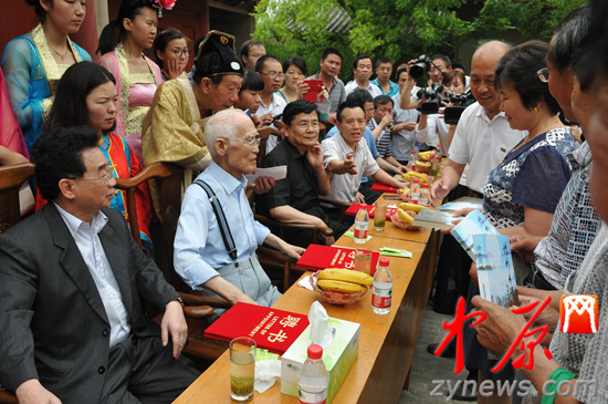 余光中、汪國真做客杜甫故里 共話詩圣家國情懷