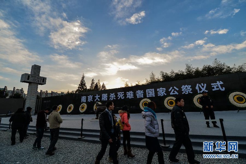 12月14日,觀眾在侵華日軍南京大屠殺遇難同胞紀(jì)念館國(guó)家公祭儀式會(huì)場(chǎng)參觀。新華社記者 沈鵬 攝　