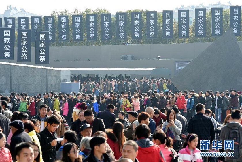 12月14日,參觀者在南京大屠殺遇難同胞紀(jì)念館參觀?！　⌒氯A社記者孫參攝