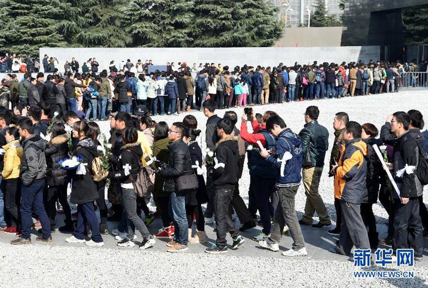  12月14日,參觀者在排隊(duì)進(jìn)入紀(jì)念館展館參觀。新華社記者孫參攝