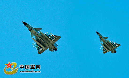 戰(zhàn)機(jī)升空開(kāi)展對(duì)抗訓(xùn)練。肖燕錦攝