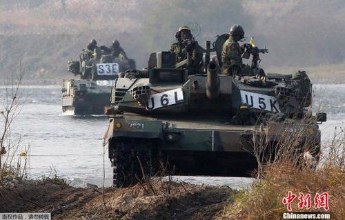 　資料圖：2011年11月2日，韓國軍隊在首爾東南100公里的驪州進行軍事演習(xí)。