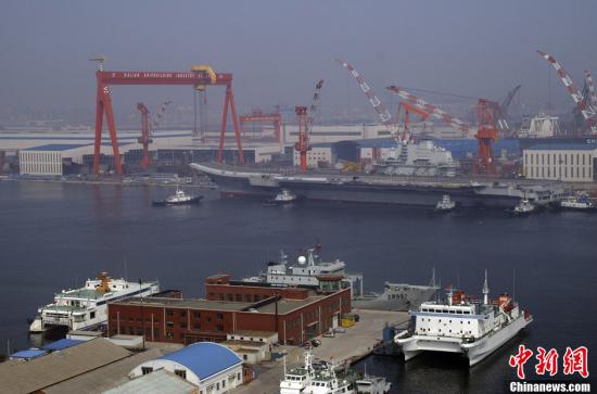 8月30日9時30分許，中國航母平臺在經(jīng)過第十次海試后，平穩(wěn)地?？吭谶|寧大連港碼頭。