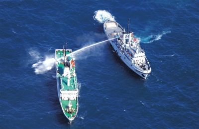 昨日，東海某海域，東海艦隊(duì)拖船使用高壓水炮為地方執(zhí)法船滅火
