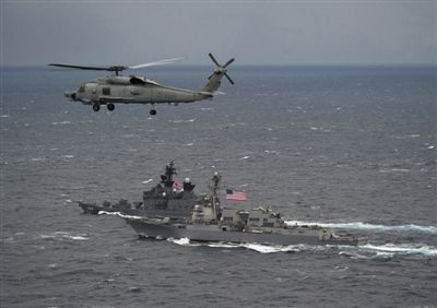 2011年1月10日，美國海軍驅(qū)逐艦與日本海上自衛(wèi)隊(duì)“鞍馬”號驅(qū)逐艦在日本長崎縣附近海域舉行聯(lián)合海上演習(xí)。資料圖片