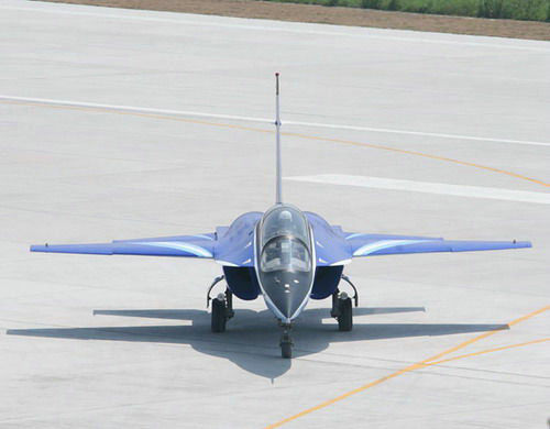 資料圖：中國L-15高級教練機使用的是烏克蘭制AI-222發(fā)動機。