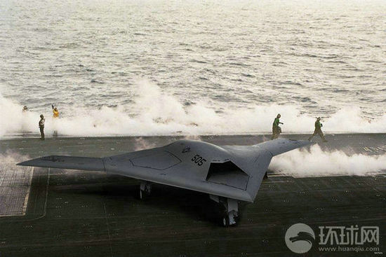 資料圖：X-47B無人機在林肯號航母上進行系統(tǒng)連接測試。