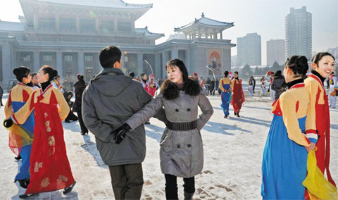 12月12日，朝鮮成功發(fā)射火箭后，平壤市民跳舞慶祝（資料圖）