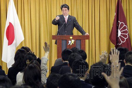 12月17日，日本自民黨總裁安倍晉三17日在黨總部會(huì)見記者，表示考慮與日本維新會(huì)和眾人之黨攜手修改憲法。