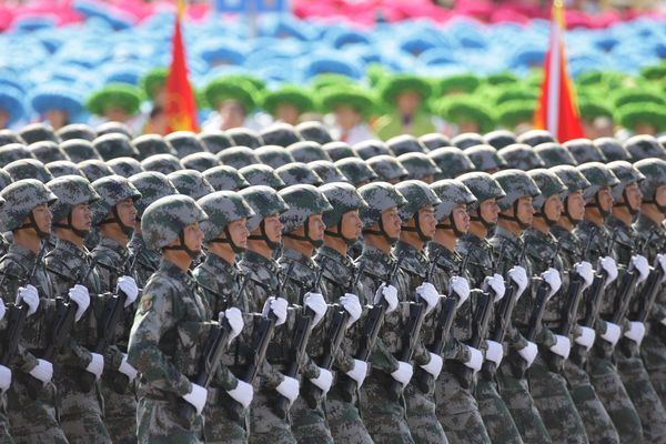 總體看，中國軍隊(duì)是稱職的，承擔(dān)了它對這個(gè)國家和人民的應(yīng)有責(zé)任。