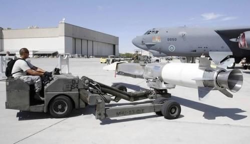資料圖：美軍嘗試將“X-51 Wave Rider”飛行器掛在一架“B-52”轟炸機(jī)下，發(fā)射升空。