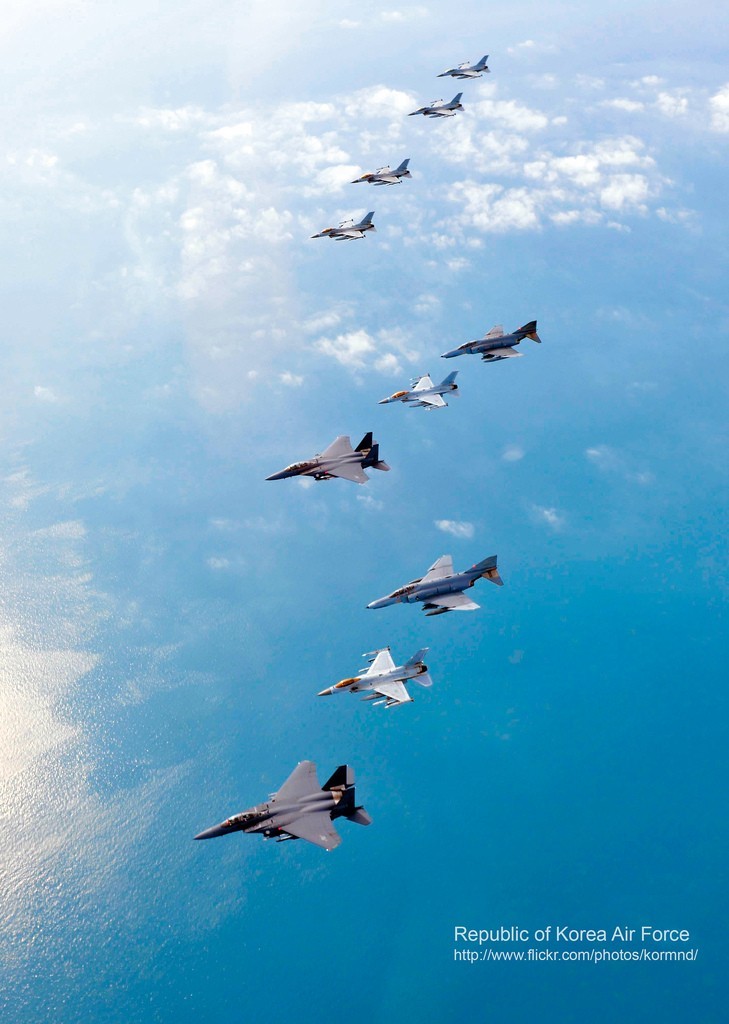圖為韓空軍KF-16戰(zhàn)機(jī)、F-4戰(zhàn)機(jī)、F-15K兩代三型戰(zhàn)機(jī)編隊(duì)升空練作戰(zhàn)。