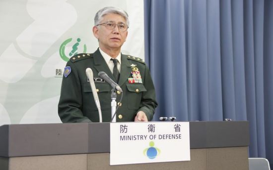 2月21日下午2點(diǎn)，日本陸上自衛(wèi)隊(duì)參謀長君塚榮治在防衛(wèi)省會(huì)見記者