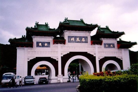 位于臺北的忠烈祠供奉著從孫中山革命，到抗日戰(zhàn)爭，解放戰(zhàn)爭所有陣亡國民黨士兵的靈位。