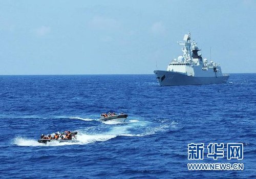 3月28日，十余名臨檢拿捕隊員從玉林艦出發(fā)，乘小艇駛向模擬可疑商船的艦只。