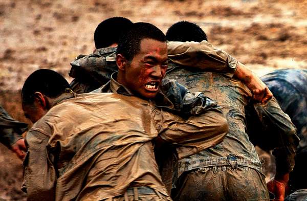 資料圖：濟(jì)南軍區(qū)某部特種兵魔鬼訓(xùn)練。