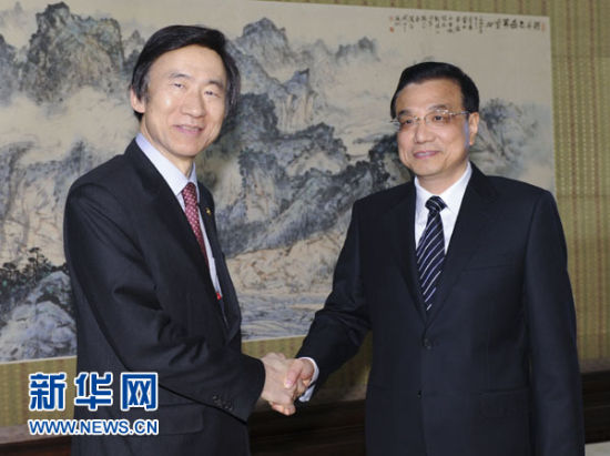 　 4月24日，中國國務(wù)院總理李克強(qiáng)在北京中南海紫光閣會(huì)見來訪的韓國外交部長官尹炳世。新華社記者謝環(huán)馳攝