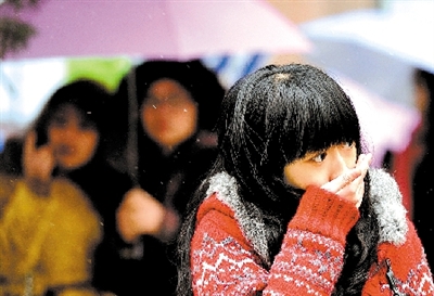 大學(xué)路附近，一位美女冷得縮起脖子。 晚報(bào)記者 馬健 圖